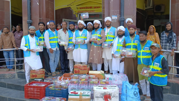 1500वें जश्न-ए-विलादत-ए-मुस्तफ़ा ﷺ पर फल वितरण कार्यक्रम आयोजित