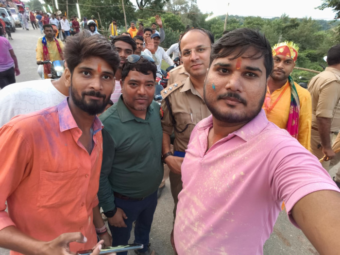 अफसरों की सादगी और सहजता ने जीता श्रद्धालुओं का दिल