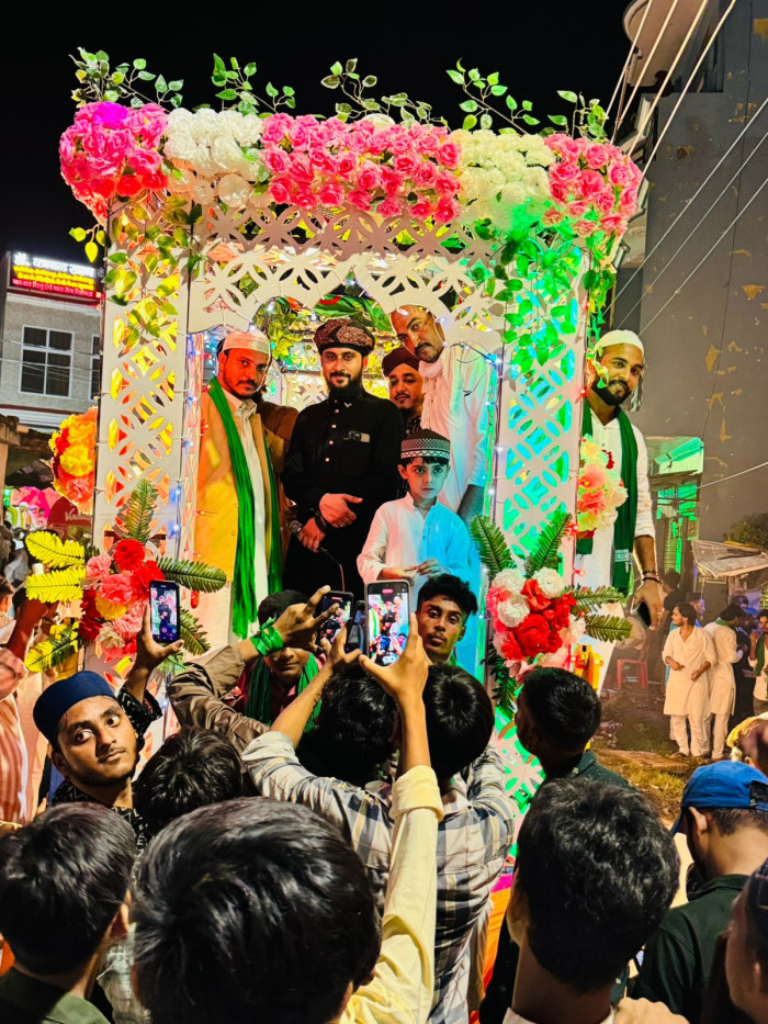 अंजुमन फैज़ाने ग़रीब नवाज़ का जुलूस बना आकर्षण का केंद्र