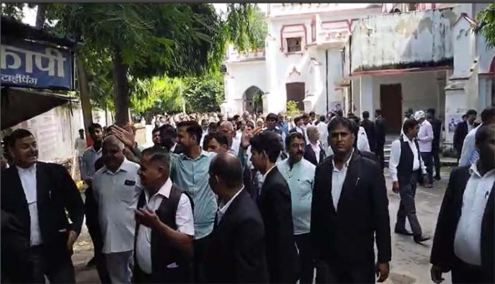 अयोध्या कोतवाल पर कार्रवाई की मांग को लेकर कचहरी में अधिवक्ताओं का प्रर्दशन