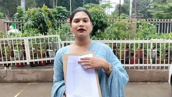 अयोध्या में बुजुर्ग महिला के साथ पुलिस की बर्बरता,न्याय दिलाने के लिए भटक रही किन्नर बेटी