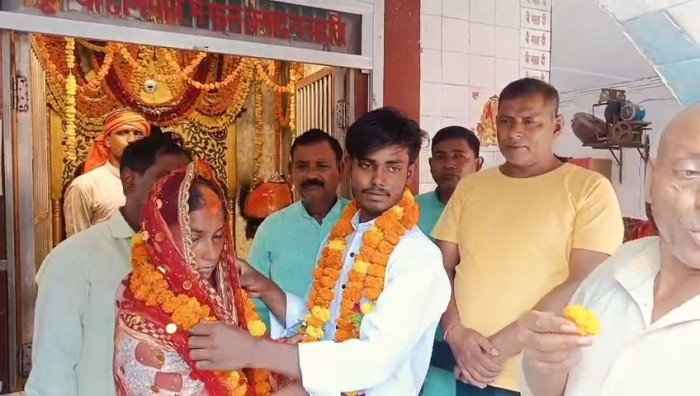 अयोध्या में प्रेम की मिसाल – दो प्रेमी जोड़ों का मंदिर में हुआ विवाह