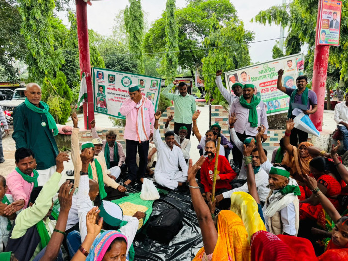 *भारतीय किसान यूनियन के कार्यकर्ता ने  की  पंचायत  और दिया 7 सूत्रीय ज्ञापन नायब तहसीलदार रुदौली को*