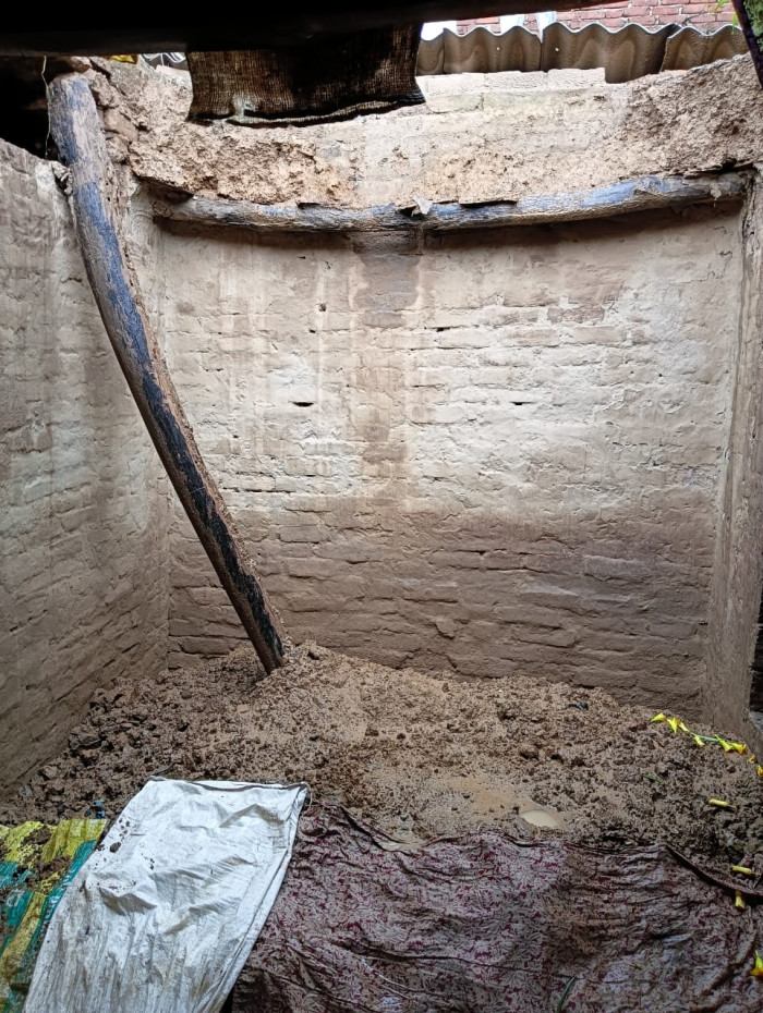 बारिश से कच्चा मकान गिरा, बाल-बाल बचे परिवार के सदस्य