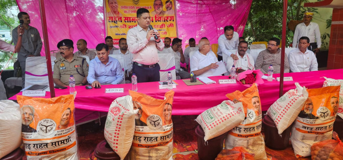 बाढ़ पीड़ितों के बीच पहुंचे प्रभारी मंत्री सूर्य प्रताप शाही