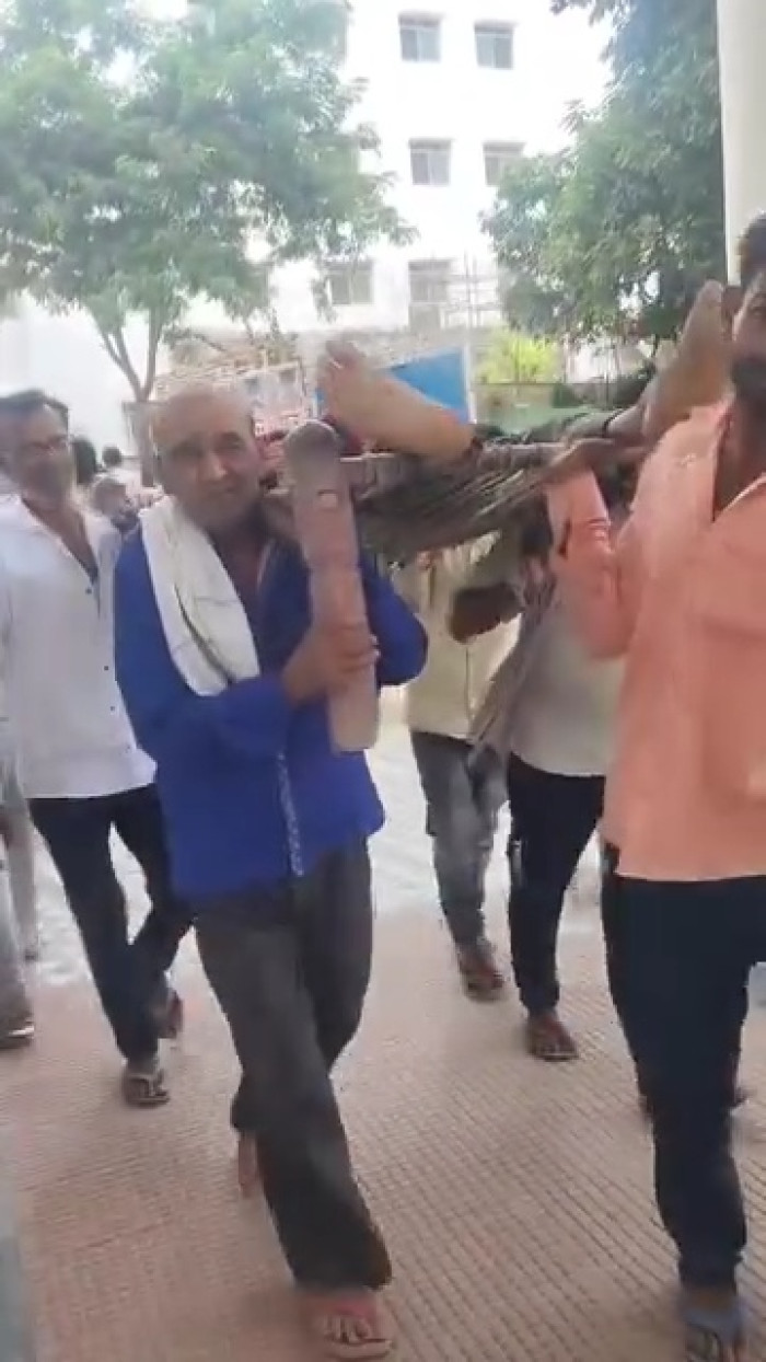 चारपाई बनी स्ट्रेचर… अस्पताल की लापरवाही ने कर दिया सिस्टम को बेनकाब