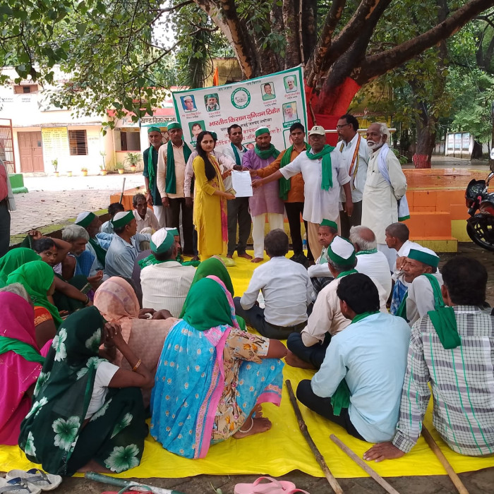छुट्टा जानवरों से निजात दिलाने की मांग को लेकर भाकियू कार्यकर्ताओं ने ब्लॉक मुख्यालय पर की पंचायत, बीडीओ को सौंपा ज्ञापन