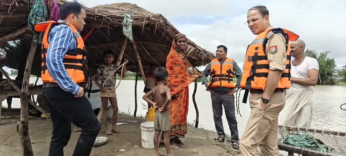 एसडीएम ने नाव में बैठकर लोगों के दर्द को जाना, राहत के प्रयासों को दिया जोर