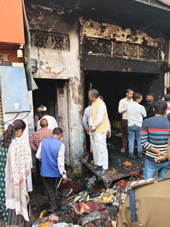 *गोसाईगंज में भीषण अग्निकांड: साकेत क्लॉथ हाउस जलकर खाक, लाखों का नुकसान*
