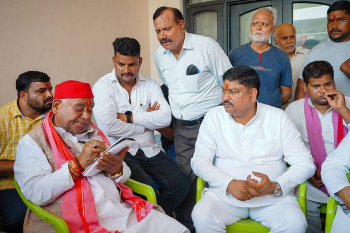 गद्दोपुर रेलवे लाइन विवाद पर सियासत गरम, सांसद बोले—"एक ईंट भी नहीं गिरेगी"