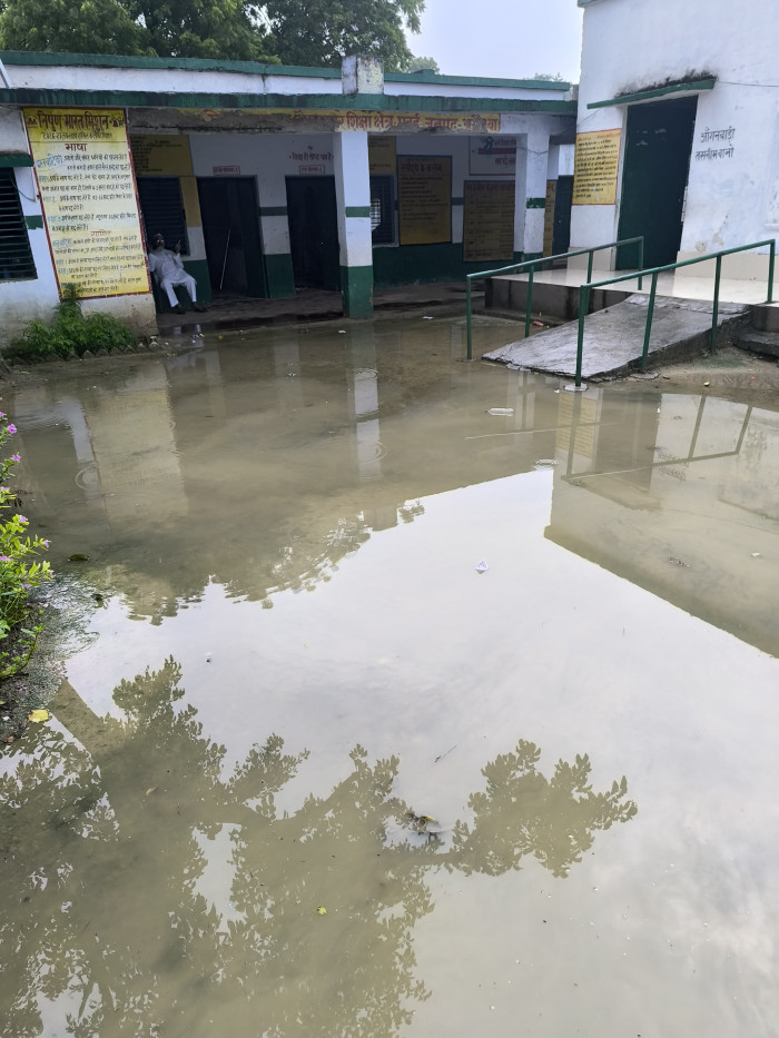 गांव बना ‘तालाबपुर’ – जैसुखपुर में नाव से जाएं स्कूल, वोट देकर फंसे ग्रामीण!