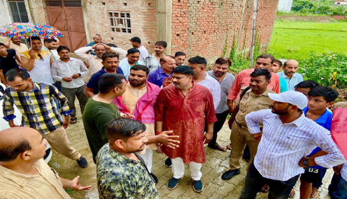 घनी आबादी में रेलवे लाइन बिछाने का विरोध: पूर्व मंत्री पवन पांडे ने ग्रामीणों से की मुलाकात, कहा— "सरकार उजाड़ने पर तुली है, समाजवादी पार्टी साथ खड़ी है"