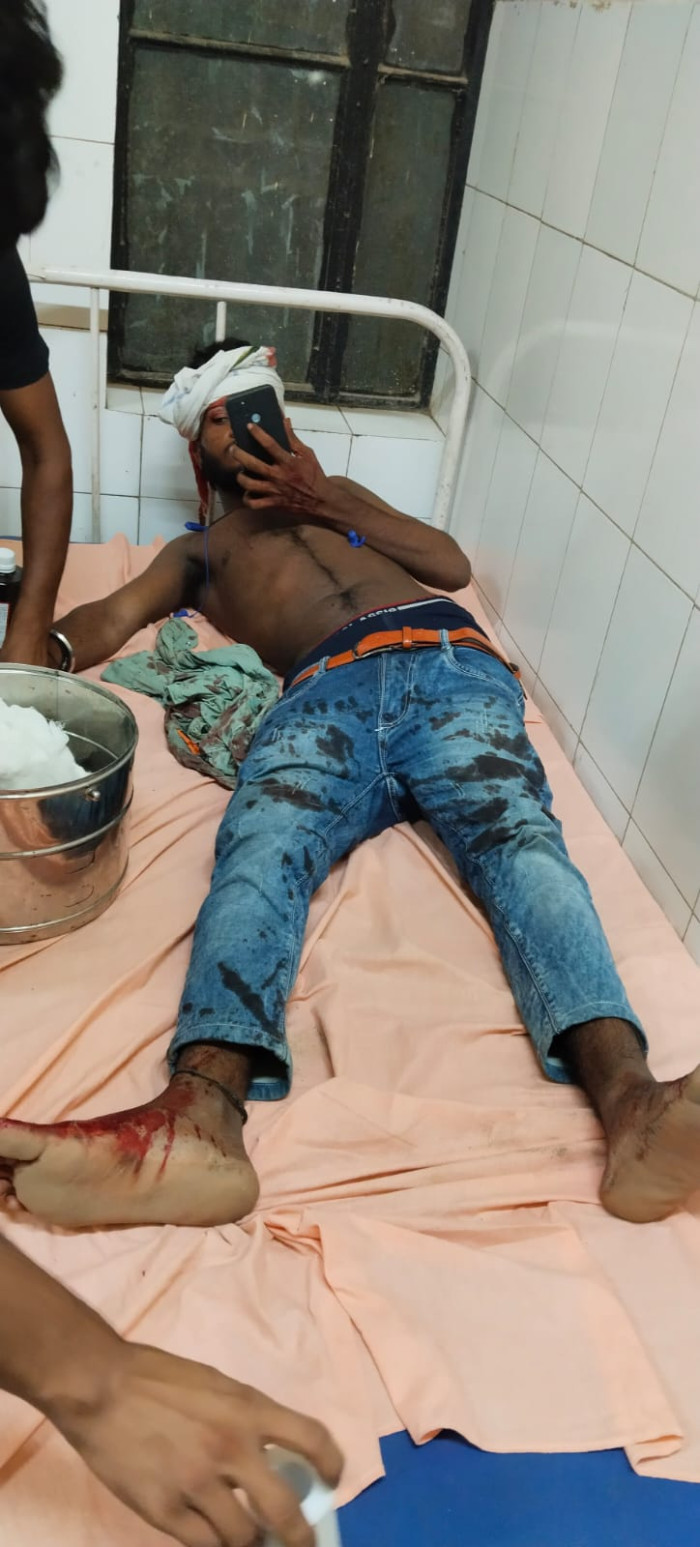 हाइवे पर खड़े ट्रक में बोलेरो ने मारी टक्कर एक महिला सहित चार घायल