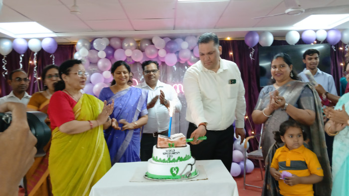 होम्योपैधिक चिकित्सा विधा के जनक सैम्यूल हैनीमेन की 270 वी जयंती केक काटकर धूमधाम से मनाई गई