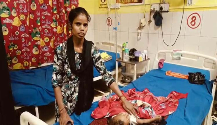 जिला अस्पताल के बच्चा वार्ड में नर्सों की लापरवाही से हंगामा