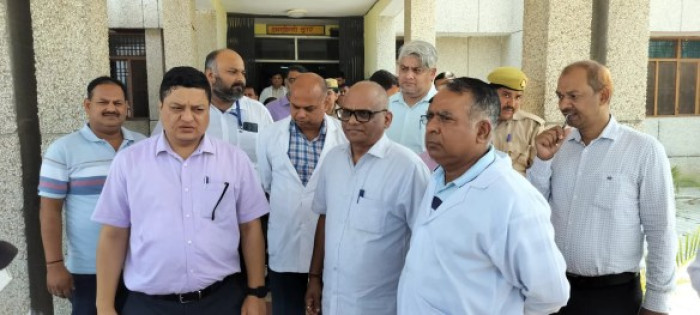 जिलाधिकारी ने अस्पतालों का किया औचक निरीक्षण
