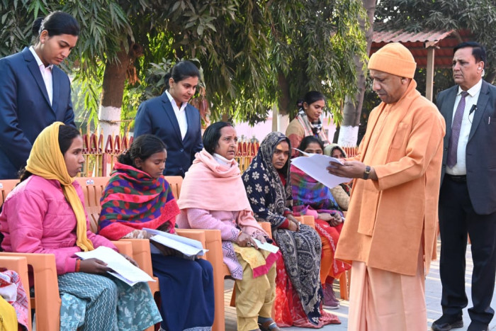 जनता दरबार में लोगों की समस्याएं सुनते मुख्यमंत्री