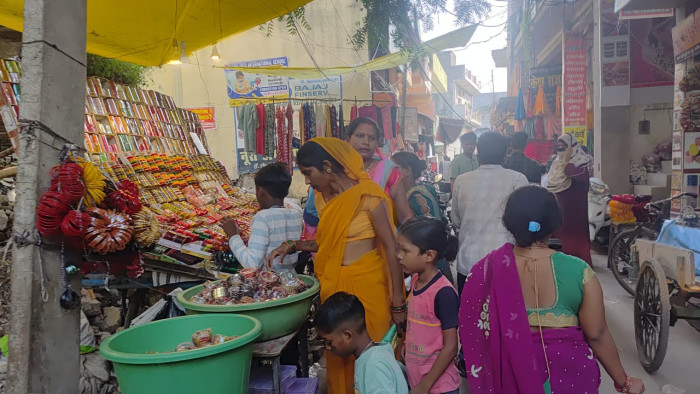 करवा चौथ की धूम,महिलाओं में दिखा खास उत्साह