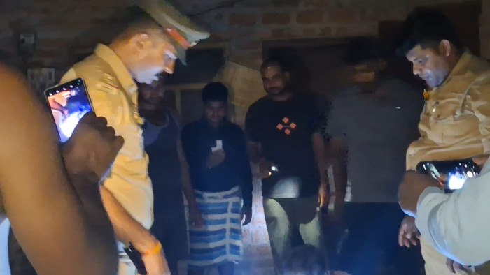 किशोरी का शव फंदे पर लटका मिला, गांव में सनसनी