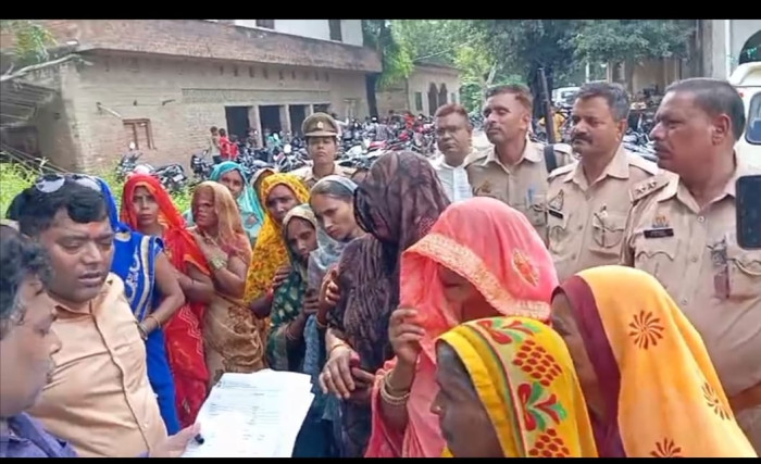 कोटे की दुकान के चयन के लिए  खुली बैठक में निषाद महिला स्वयं सहायता को विजेता घोषित किया गया