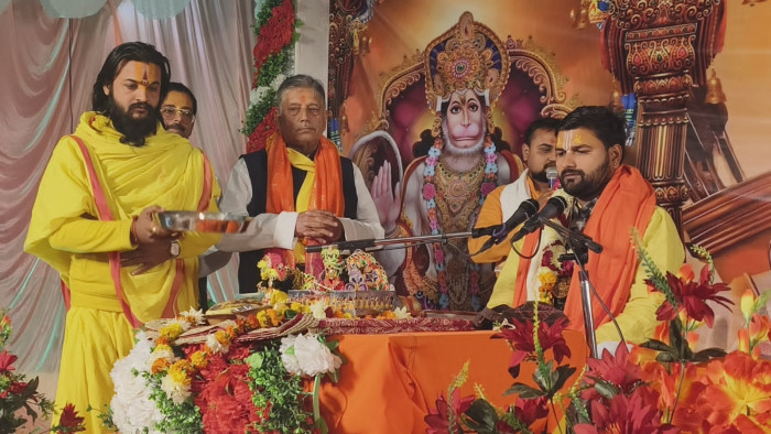 कथा के प्रथम दिवस अयोध्या के प्रख्यात कथा व्यास आचार्य सुरेंद्र द्वारा ने लोगों को बताया भागवत का महात्म्य।