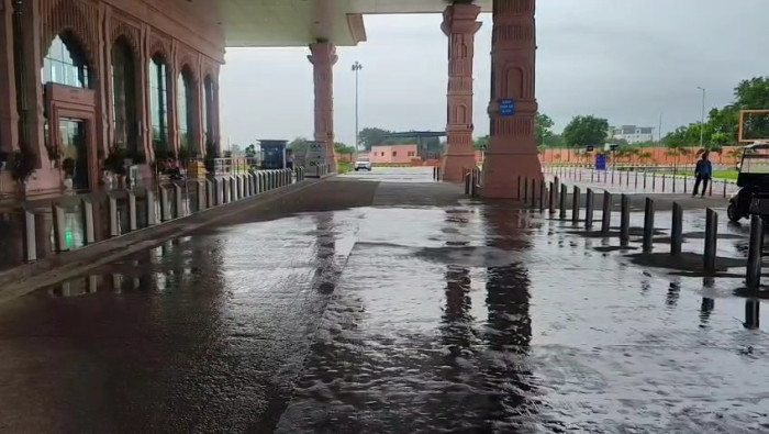 महर्षि वाल्मीकि अंतरराष्ट्रीय एयरपोर्ट की गुणवत्ता पर बड़ा सवाल, छत से टपकने लगा पानी