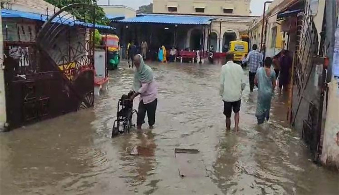 मूसलाधार बारिश से जनजीवन अस्त-व्यस्त, रामपथ सहित शहर के कई इलाकों में जलभराव