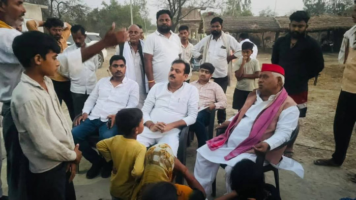 मृतक डेरी संचालक के घर पहुंचे सांसद अवधेश प्रसाद