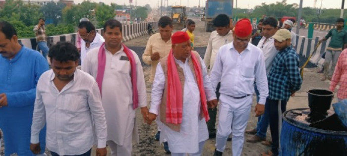 निर्माण के छः महीने भीतर धंसी सड़क, फ्लाईओवर की रेलिंग हुई क्रेंक