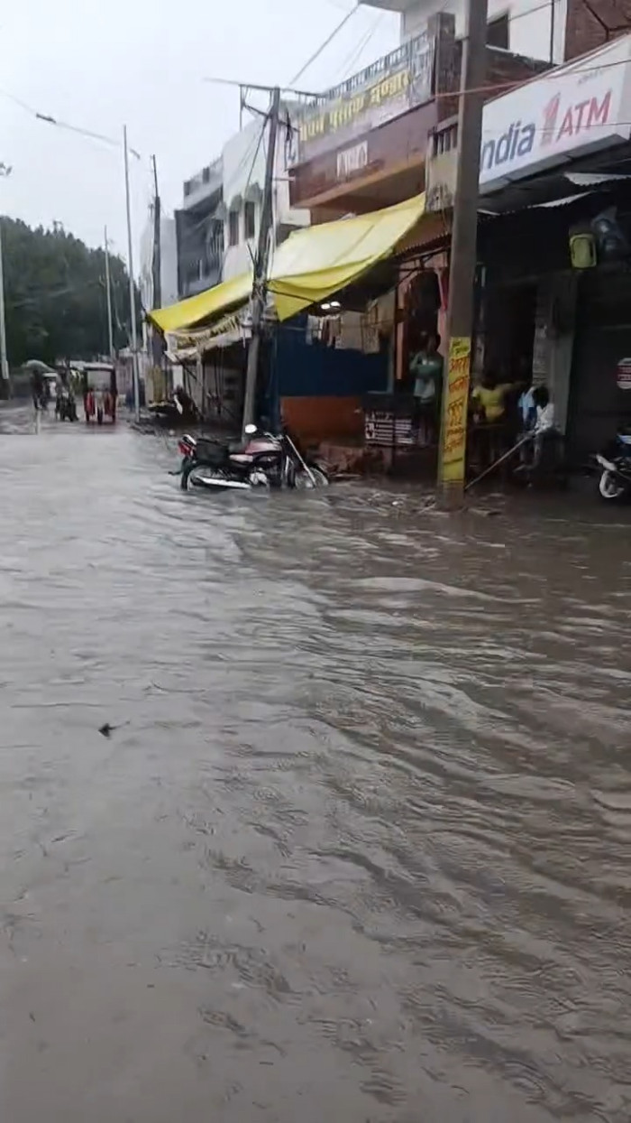 रूदौली में विकास डूबा, जनता तैर रही – बारिश ने खोली पोल