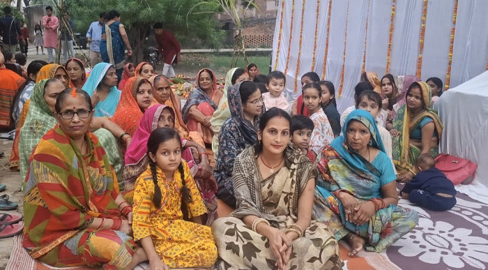 रूदौली तहसील क्षेत्र के खेरनपुर स्थित रामनगर कॉलोनी में छठ महापर्व की भव्यता छठी मइया के गीतों से गूंजा आसमान, व्रती महिलाओं ने उगते सूर्य को दिया अर्घ्य