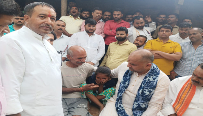 पुलिसिया उत्पीड़न के शिकार भोलानाथ के गांव पहुंचे पूर्व विधायक, पोंछें आंशू, बंधाया ढांढ़स पीड़ित ने घटना में शामिल सभी पुलिसकर्मियों के विरुद्ध की कार्यवाही की मांग