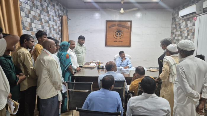 रात में लगा जनता दरबार: एसडीएम विकास धर दूबे ने सुनीं फरियादें, मौके पर दिया न्याय