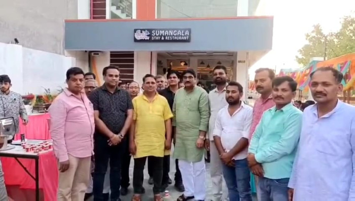 सुमंगला स्टे एंड रेस्टोरेंट का राजा कौशलेंद्र प्रताप सिंह ने फीता काटकर किया शुभारंभ