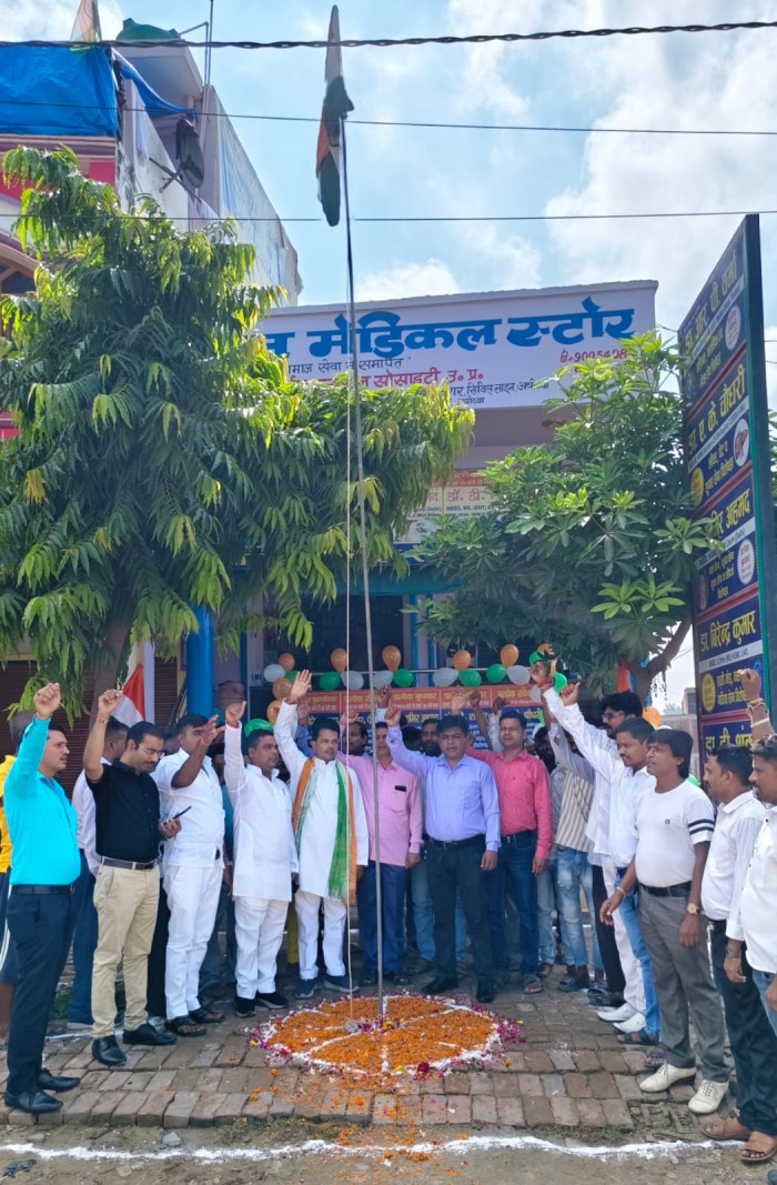 समर्पण उत्थान सोसाइटी कैंप कार्यालय पर ध्वजारोहण किया गया