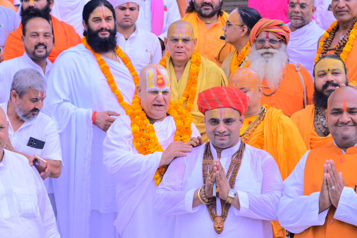 श्रृंगी ऋषि आश्रम के नए महंत बने हेमंत दास महाराज संत समाज की उपस्थिति में विधिवत गद्दी सौंपने का आयोजन