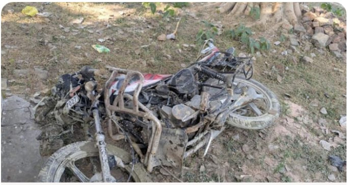 दरियाबाद कोतवाली क्षेत्र में सड़क हादसा:बाइक और कार की जोरदार भिड़ंत।