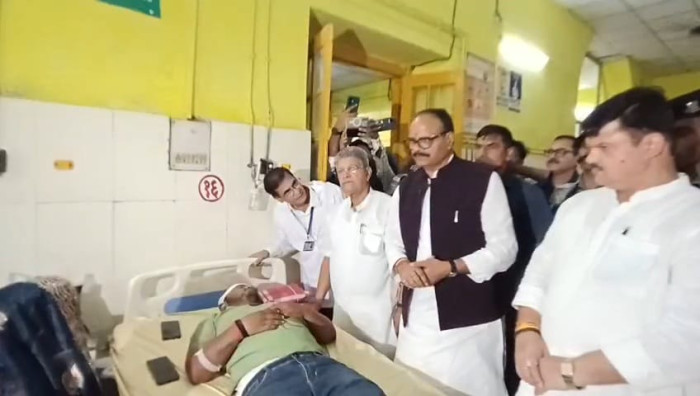 उपमुख्यमंत्री बृजेश पाठक ने अयोध्या में जिला अस्पताल का किया निरीक्षण