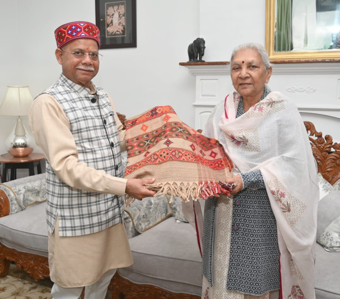 उत्तर प्रदेश की राज्यपाल आनंदीबेन पटेल से आज राजभवन, लखनऊ में हिमाचल प्रदेश के राज्यपाल शिव प्रसाद शुक्ला ने शिष्टाचार भेंट