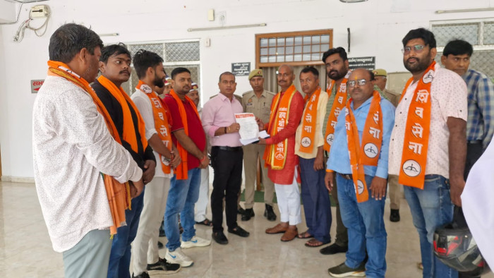 उत्तर प्रदेश में शिवसेना का प्रदर्शन: लल्लन दुबे की गिरफ्तारी के विरोध में ज्ञापन सौंपा गया