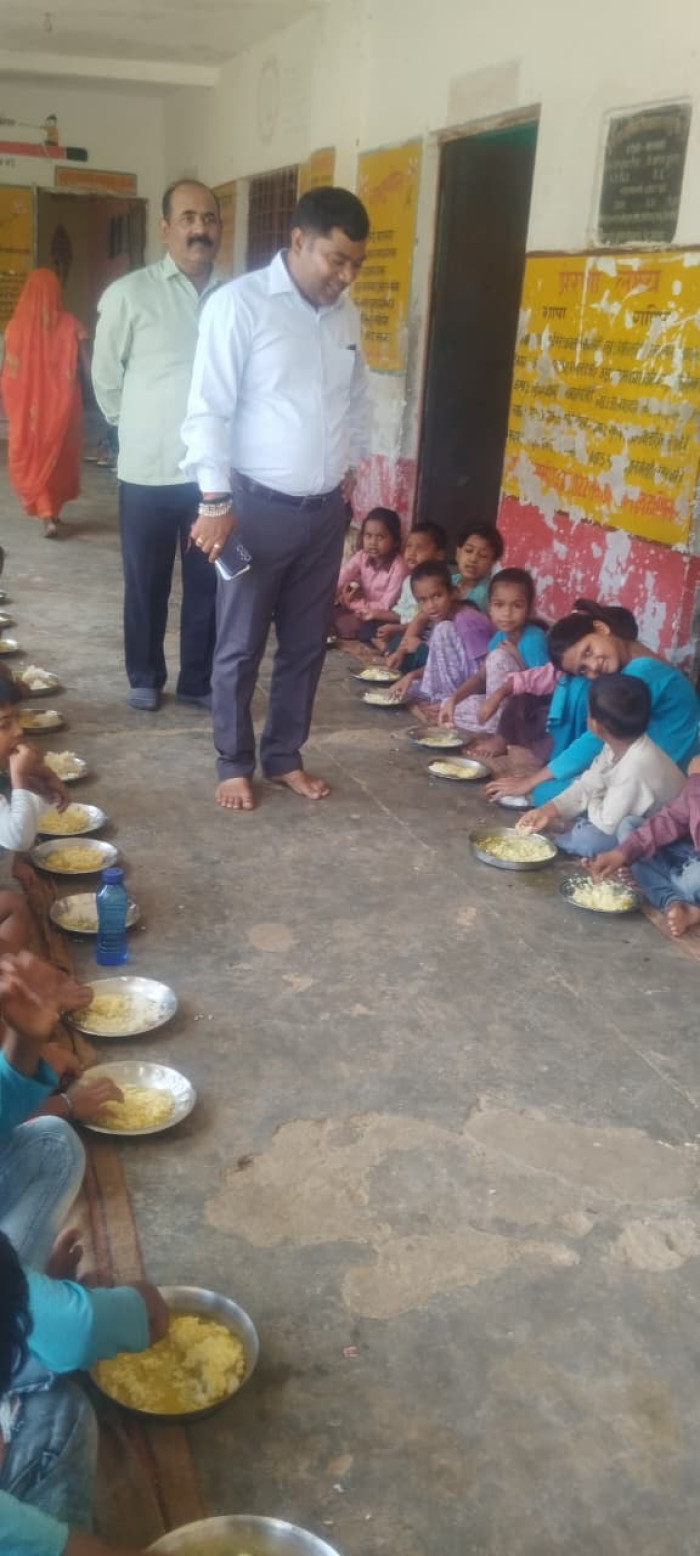 विद्यालय निरीक्षण में एसडीएम के तेवर तल्ख़ – गंदगी पर फटकार, अध्यापक को नोटिस