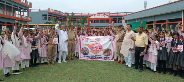 विद्यालय तक पहुंचा मिशन शक्ति: रुदौली पुलिस ने छात्राओं को सुरक्षा और अधिकारों का पाठ पढ़ाया