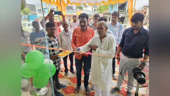 यू क्लीन लॉन्ड्री का फीता काटकर हुआ शुभारंभ